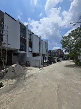 Rumah  3 Lantai  Akses Dekat Jalan Raya Di Duren Sawit Jakarta Timur