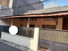 DISEWAKAN RUMAH SIAP HUNI 2LANTAI AKSES PINGGIR JALAN 2 MBL DEKAT PASAR PSPT TEBET TIMUR
