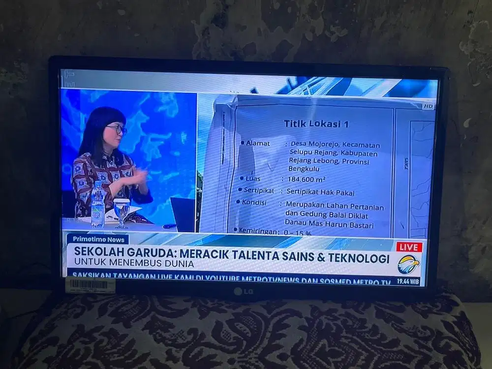 Tv led 22in merk lg normal cocok anak kos minat wa