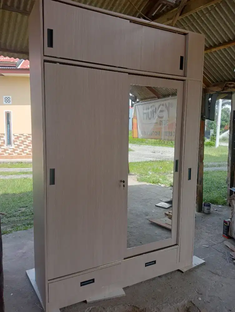 Lemari Pakaian HPL