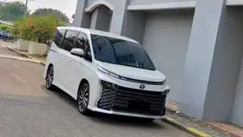 [ LOW KM ] Toyota Voxy 2.0 CVT AT Putih Metalik 2023/2024
