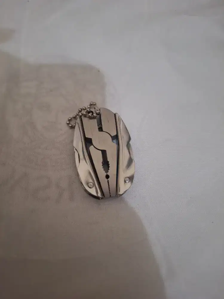 Tang multifungsi 
Stainless steel silver 
Limited edition 
Barang ter