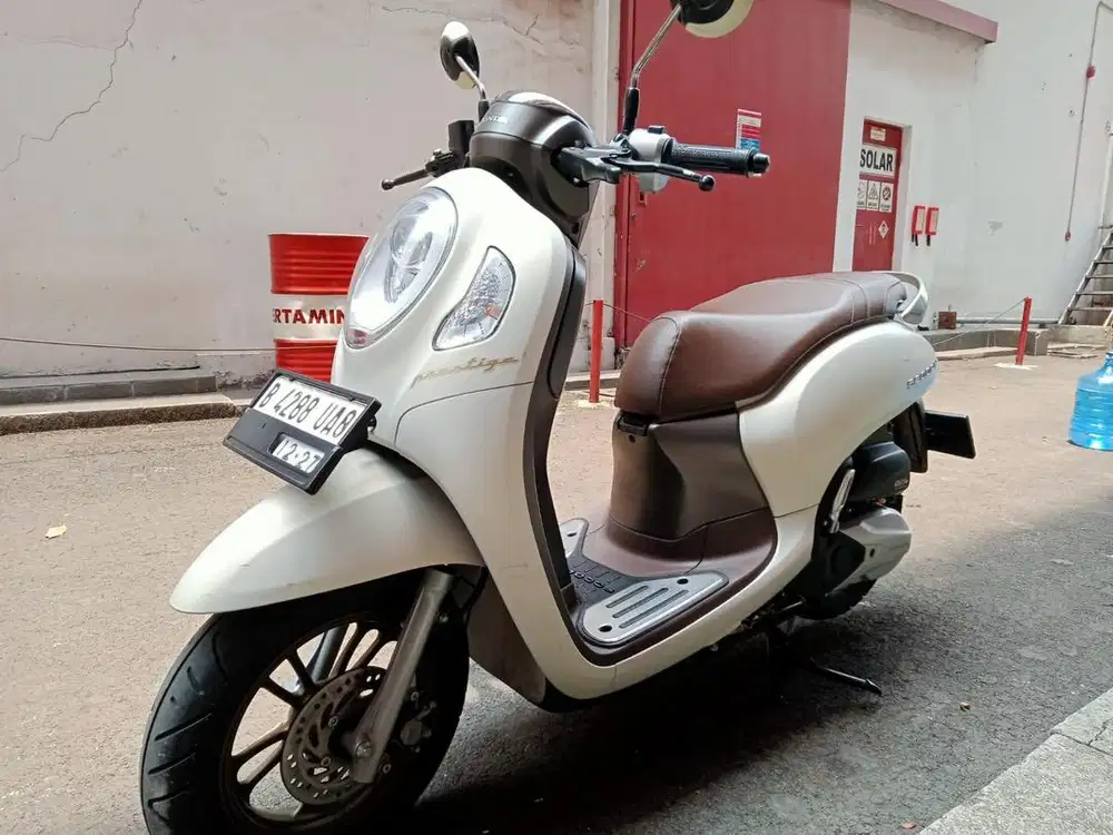 Scoopy putih 2022
