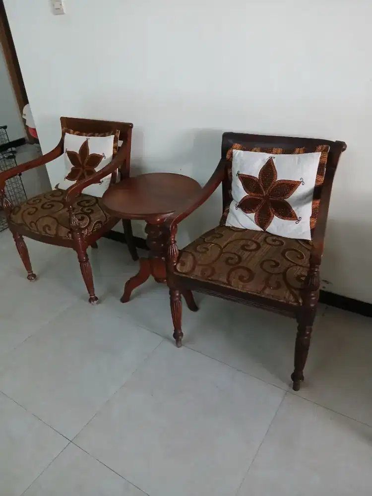 Kursi teras jati antik.