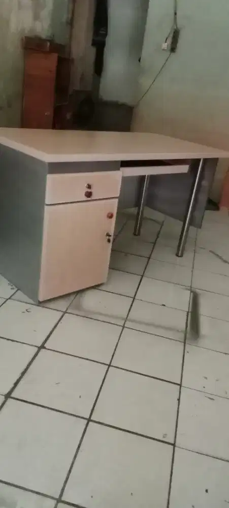 Meja kantor bagus