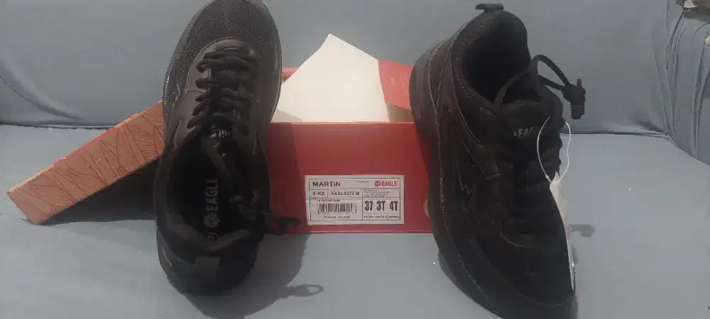 Sepatu sekolah hitam, eagle, ukuran 37