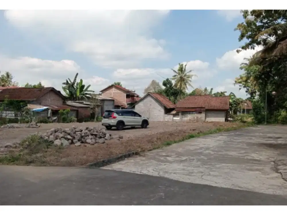 Belakan SMPN 1 Ngaglik , Tanah di Jalan Palagan