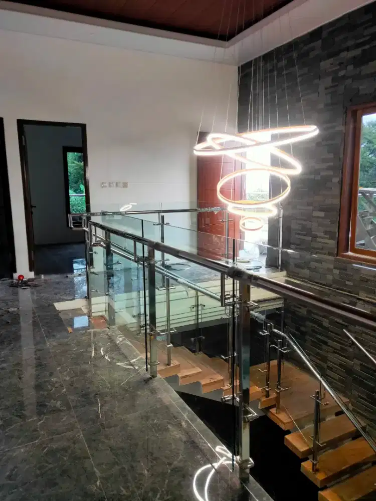Balkon dan reling Stainles kaca