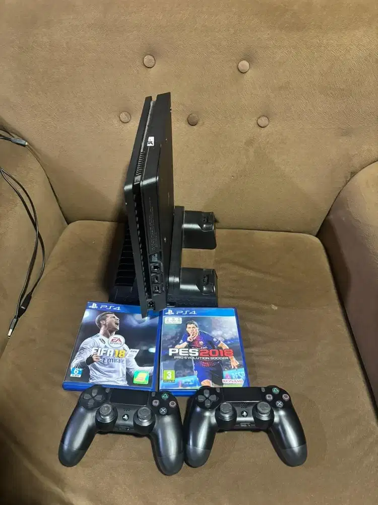 DIJUAL PS4 SLIM 500Gb segel mulus / STIK 2 / game 2 / murah