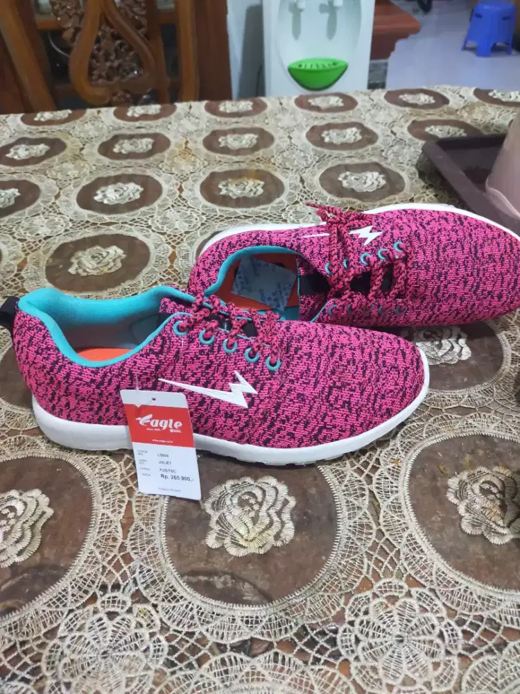 Sepatu pria dan wanita