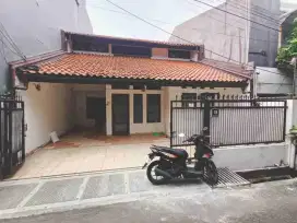 DIKONTRAKAN RUMAH SIAP HUNI CARPORT 2 MOBIL TEBET