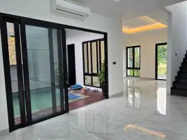 Dijual Rumah Cantik dan Ada Kolam Renang Berlokasi Di AVANI ANANTHA BSD  Hoek boulevard Selatan Barat