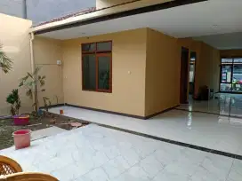Rumah Bagus 2 Lantai Nyaman di Taman Holis Indah