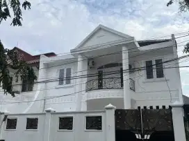 DI SEWAKAN RUMAH   Jl. Pucang adi - Surabaya