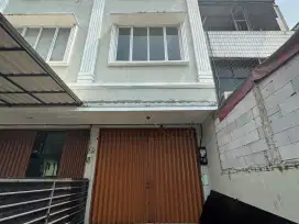 ANA RUKO 4X22M² AKSES DEKAT KE JALAN RAYA JELAMBAR