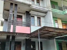 Dijual cepat Rumah Minimalis cantik siap huni, lokasi strategis di kom