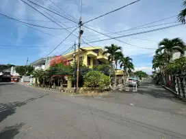 Hunian Nyaman Rumah Hook dengan 2 Halaman Lokasi Bagus