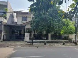Rumah Komplek Abadi Duren Sawit: 2 Lt, LT 355 m2, Jln Utama, Murah