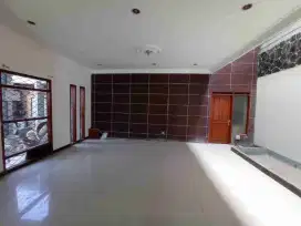 Disewakan Rumah Besar Hoek Siap Huni di Komplek Pasadena