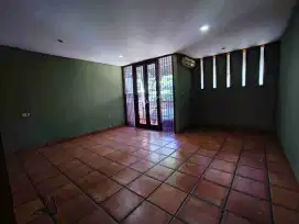 Disewakan Rumah Cocok Untuk Usaha dan Tinggal di Mainroad Area Turangga
