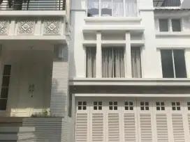 DIJUAL RUMAH 2.5 LANTAI PIK CROWN GOLF 10x33 FULL FURNISHED BISA KPR