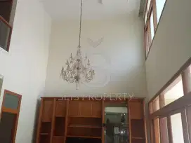 DISEWAKAN RUMAH MEWAH FURNISHED DI SETRA INDAH BANDUNG.
