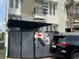 DISEWAKAN RUMAH BAGUS 2,5LANTAI KAPASITAS PARKIR 2MBL TEBET BARAT