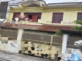Rumah luas dengan harga tanah cocok untuk usaha di Tanjung Duren