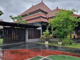 Rumah Klasik Taman Manyar Indah