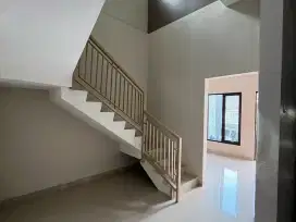 Rumah Babatan Wiyung 2 Lantai Siap Huni 1 M-an saja