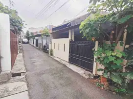 DIJUAL RUMAH TUA HARGAIN TANAH AKSES DEKAT TAMAN DAN JALAN 2 MBL TEBET SHM