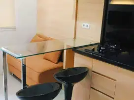 DISEWAKAN APARTEMEN GREEN PRAMUKA 2 BEDROOM FURNISH TOWER ATAS MALL