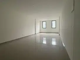 DISEWAKAN RUKO OSAKA BOULEVARD DANAU 2MUKA UK 4,5X15 3LT HIGH CEILING