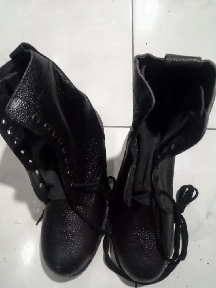 Sepatu pdl baru