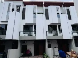 1 UNIT LAGI Rumah 3 Lantai Mewah Modern Matraman Jaktim Jakarta Timur