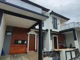 RUMAH VILLA 2,5 LANTAI KOTA BATU DEKAT JALAN RAYA DAN ALUN-ALUN