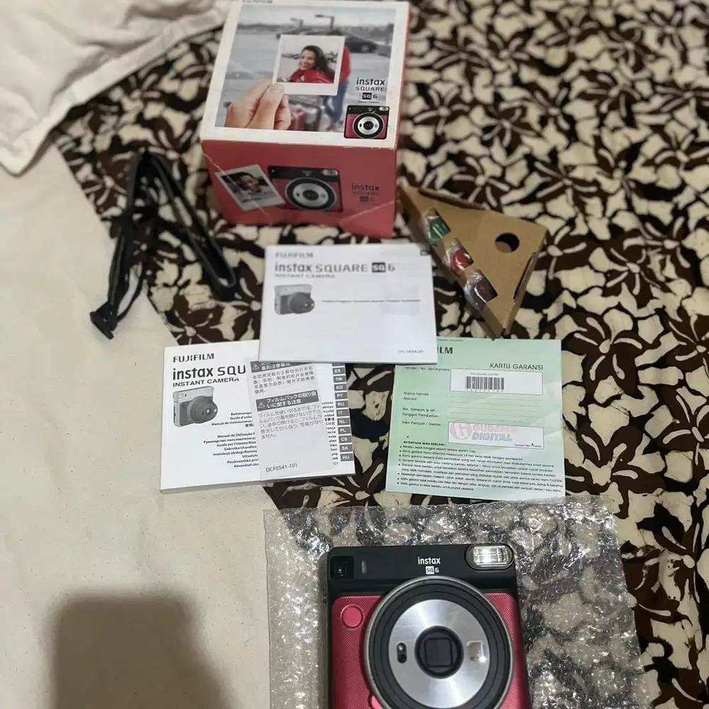 Instax sq6 red (rare item)