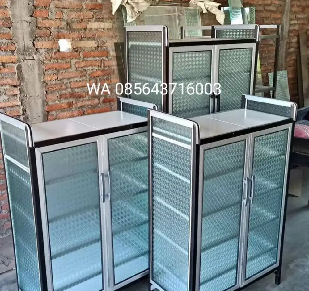 Almari sepatu kaca