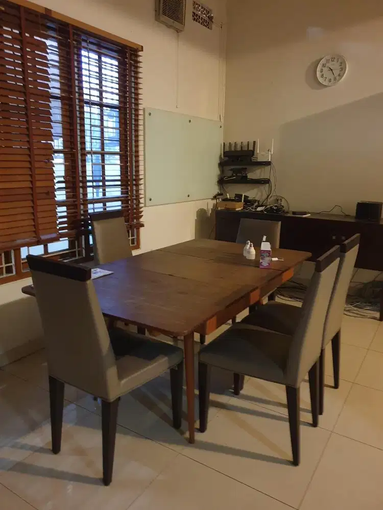 Meja makan set dengan kursi