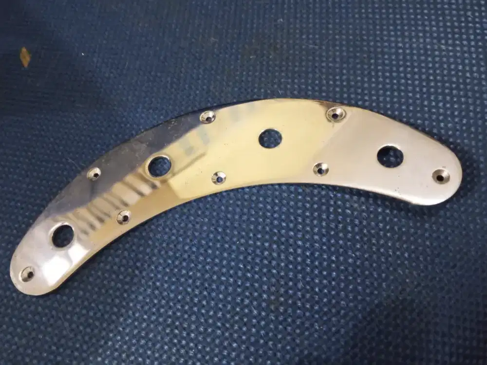 Plat besi knop bass musicman