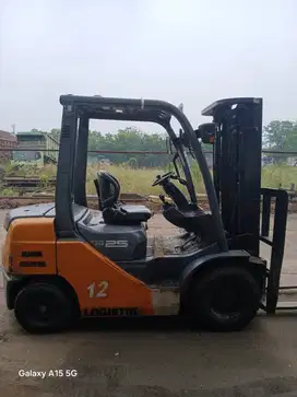 Dijual Forklift Th 2015 8FD25 (2,5 Ton) Diesel Lifting 4,5M 3Lift