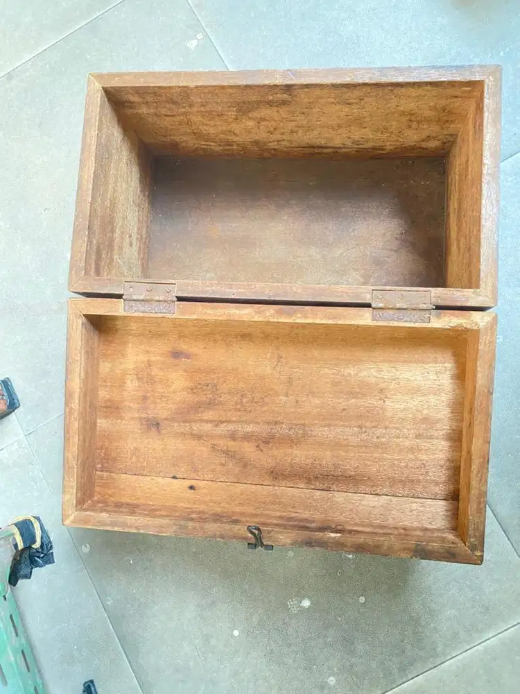 Box atau kotak kayu antik kuno