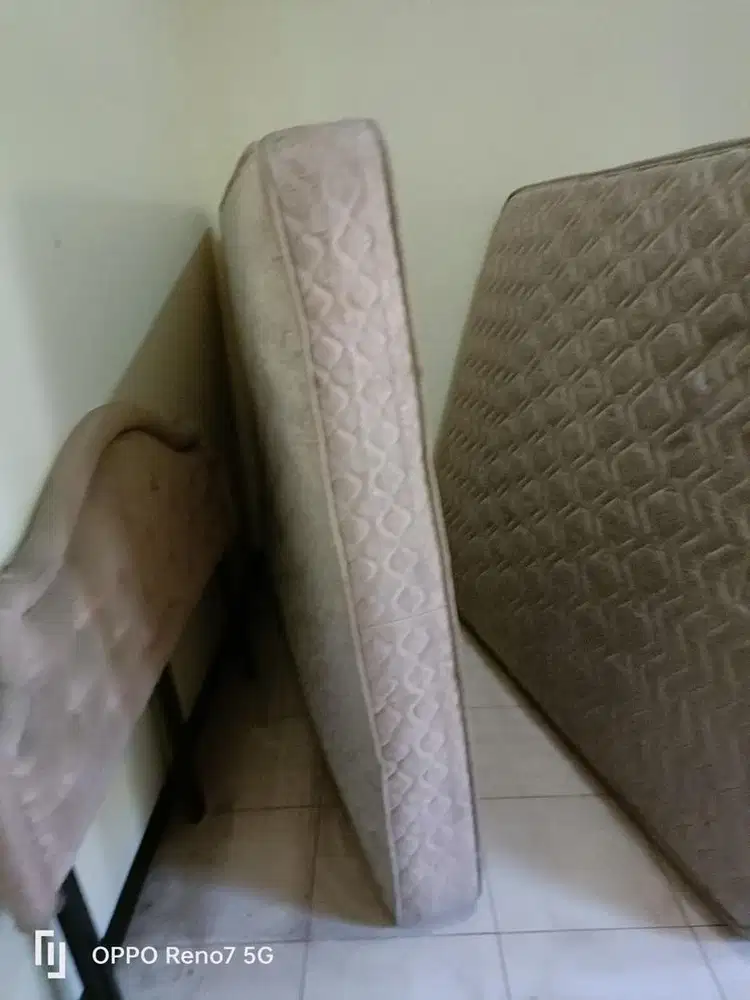 Jual kasur bekas masih bagus 3 layer dan ada dipan nya