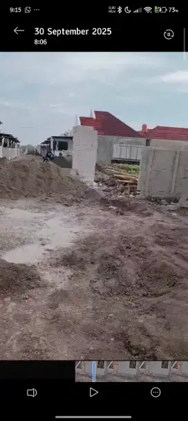 Rumah Niis ada kolam luas pinggir perumahan