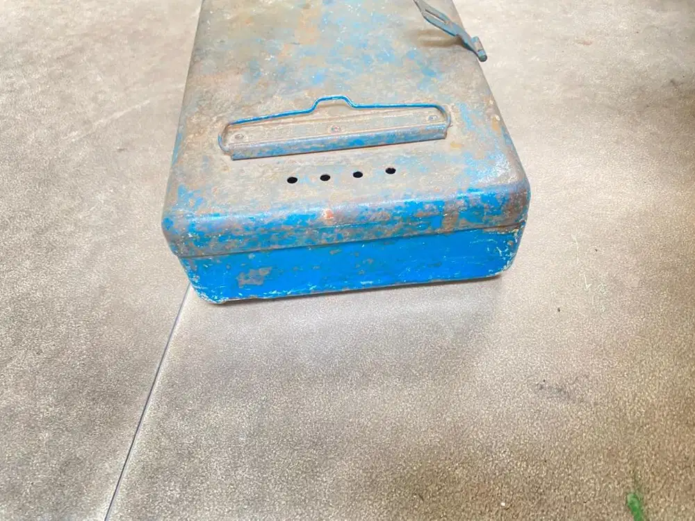 Box atau kotak besi antik kuno