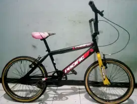 Dijual sepeda BMX PACIFIC barang masih bagus ban tebal tinggal pakai