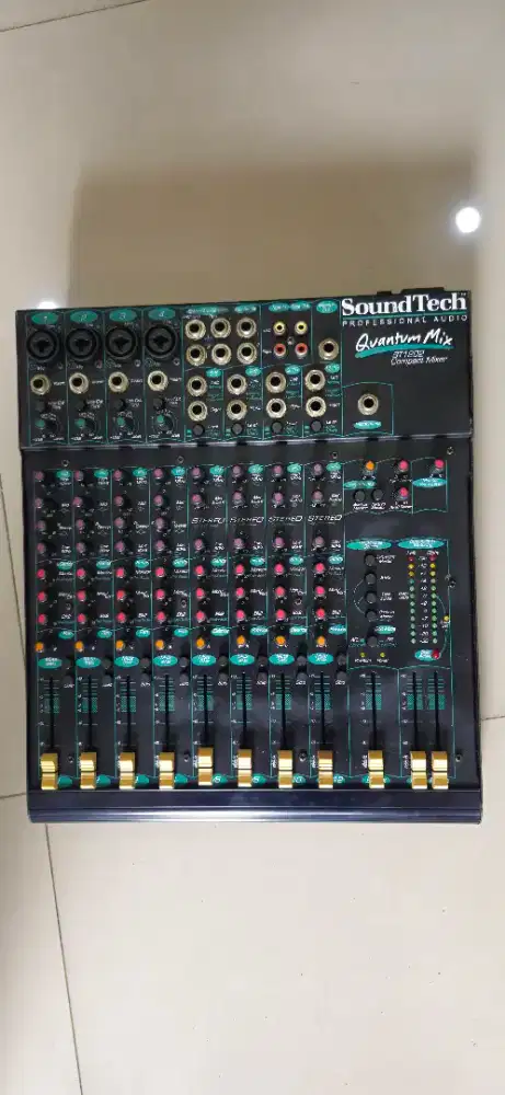 Mixer soundtech tipe quantum mix ST1202