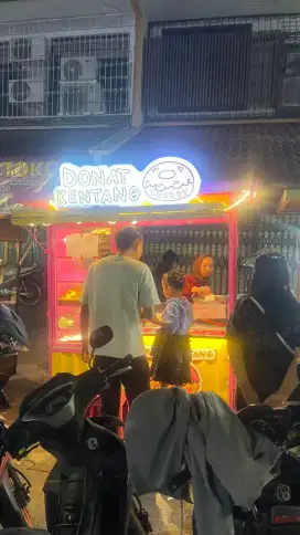 Karyawan Donat Kentang Cherry di Taman Sunter Indah