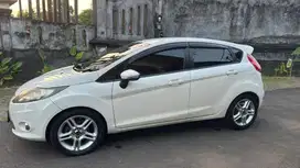 Ford fiesta putih AT 2011