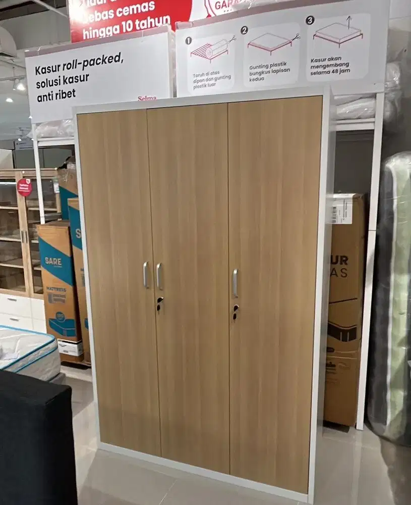 Lemari besi pakaian